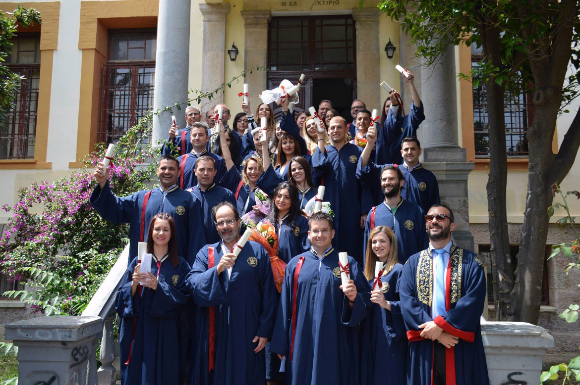 Απόφοιτοι μετά την αποφοίτησή τους με τις τηβέννους τους και τα πτυχία τους