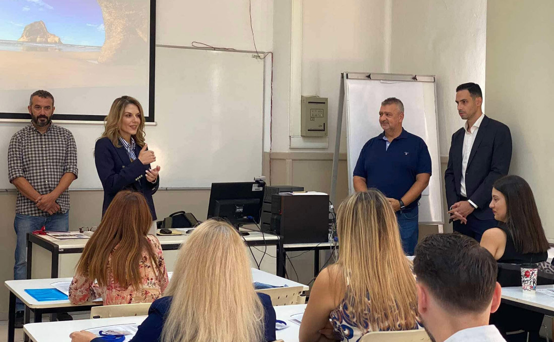 Συνάντηση καθηγητών & φοιτητών σε αίθουσα διδασκαλίας